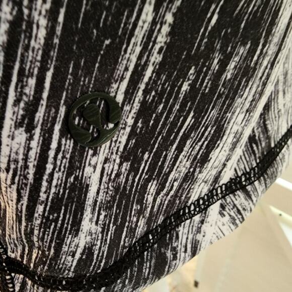 LULULEMON CRISS CROSS BLACK/WHITE BACK TANK SIZE SMALL - Picture 4 of 5